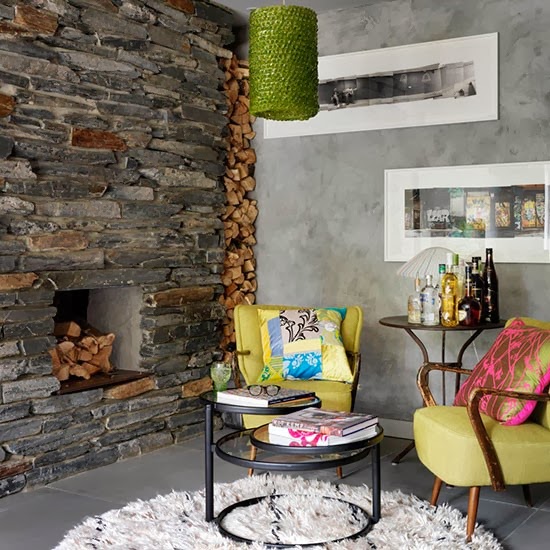 Una casa con diferentes revestimientos en las paredes | Decoración