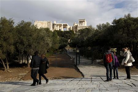 Greek strikers close Acropolis over Christmas