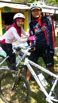 Inilah pasangan kompak yang ikut dalam Gowes Jelajah Kebun Teh 11 September 2011 