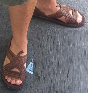 Homem usando sandálias de couro tradicionais - Pés Masculinos - Huaraches