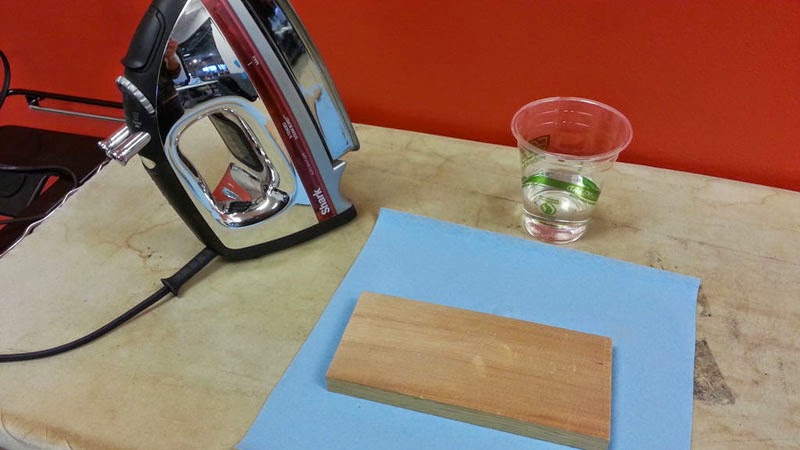 凹んだ木材をアイロンと水で元に戻す方法