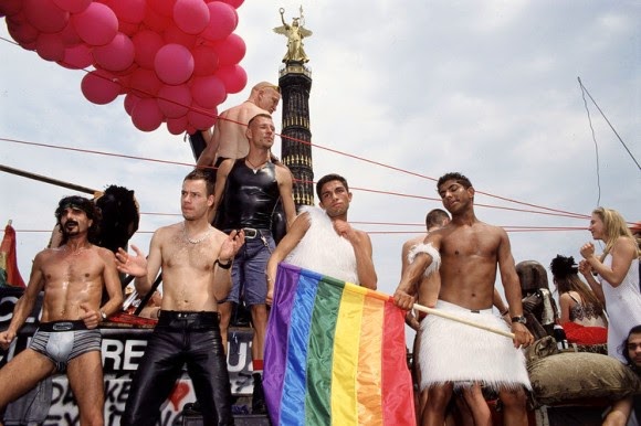 Activistas homosexuales lanzan heces a padres cristianos en una manifestación que protestaba contra un nuevo plan de estudios pro-homosexual en Alemania. So+feierte+Berlin+2007+den+Christopher+Street+Day