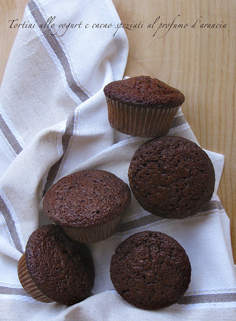 Tortini allo yogurt e cacao speziati al profumo d’arancia