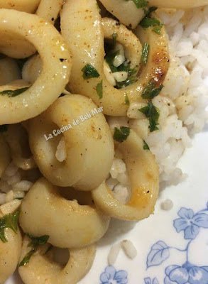 Anillas De Calamar Al Ajillo Acompañadas De Arroz Blanco 
