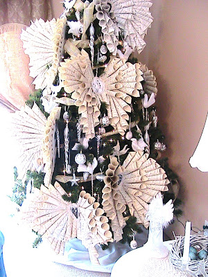 Katty's Cosy Cove: Folk Art Inspired Christmas Tree. Paper Wings And Give-away