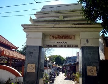 Sekitar Makam Sunan Maulana Malik :