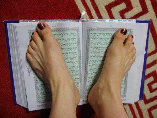 Menginjak Quran