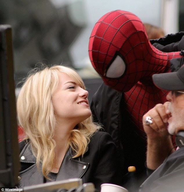 ｃｉａ こちら映画中央情報局です Amazing Spider Man アメイジング スパイダーマン 2 のアンドリュー ガーフィールドが撮影の合い間に クモ男のマスク越しに エマ ストーンとキスしてる うらやまなセット フォトと やっぱり スパイダーマンのまんま 近所