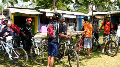 Peserta berfoto bersama di warung yang ada di sekitar Kebun Teh Lawang