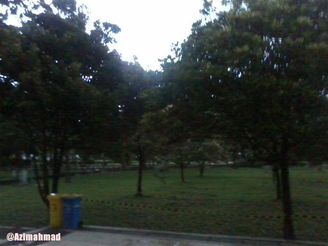 Belum dateng juga, Gua jepret sesuka Gua, kan hp Gua. Suasana Hijau Masjid Besar ITS.