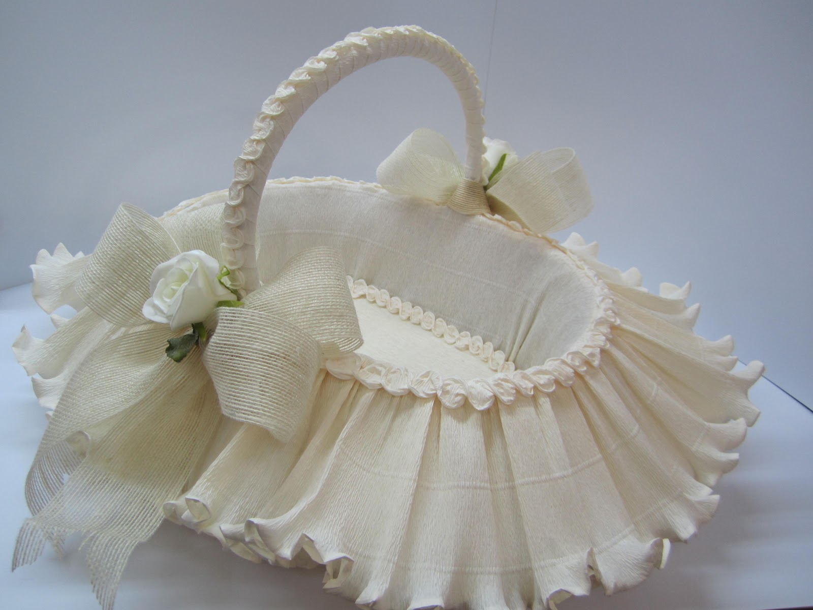 Canastas de boda adornadas con lazos de yute, y rosas en tela Se Canastas de boda adornadas con lazos de yute, y rosas en tela Se