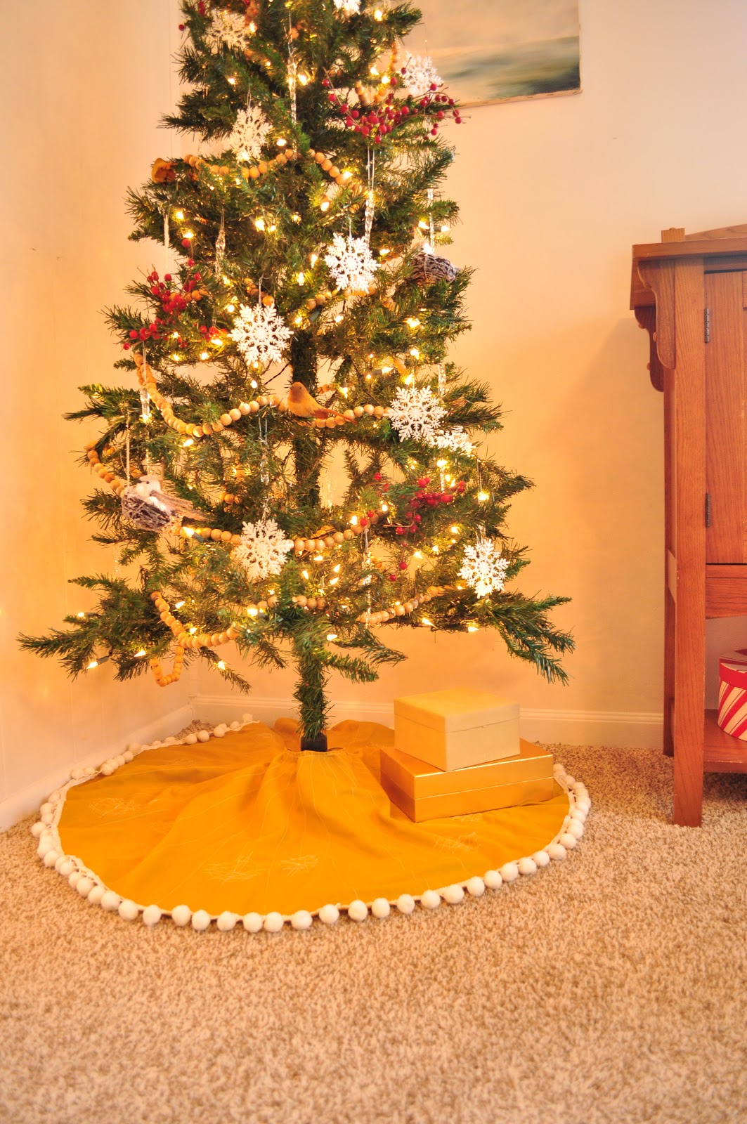 906 E. Chic ANTHROPOLOGIE Inspired PomPom Tree Skirt {A TUTORIAL}...