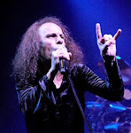 Ronnie James Dio (10 de Julio de 1942-16 de Mayo de 2010) Q.E.P.D.