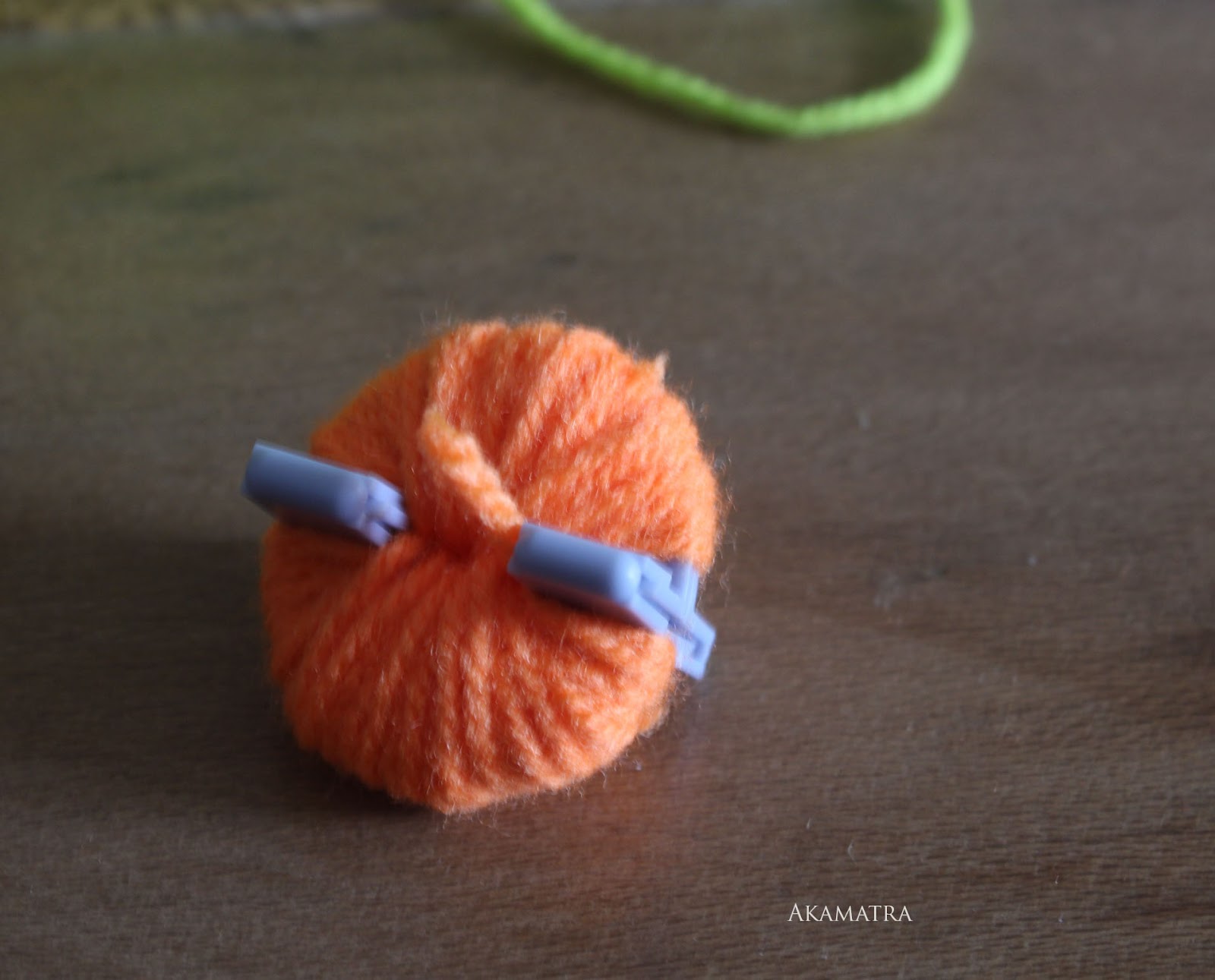Make a pom pom toy for your cat Akamatra
