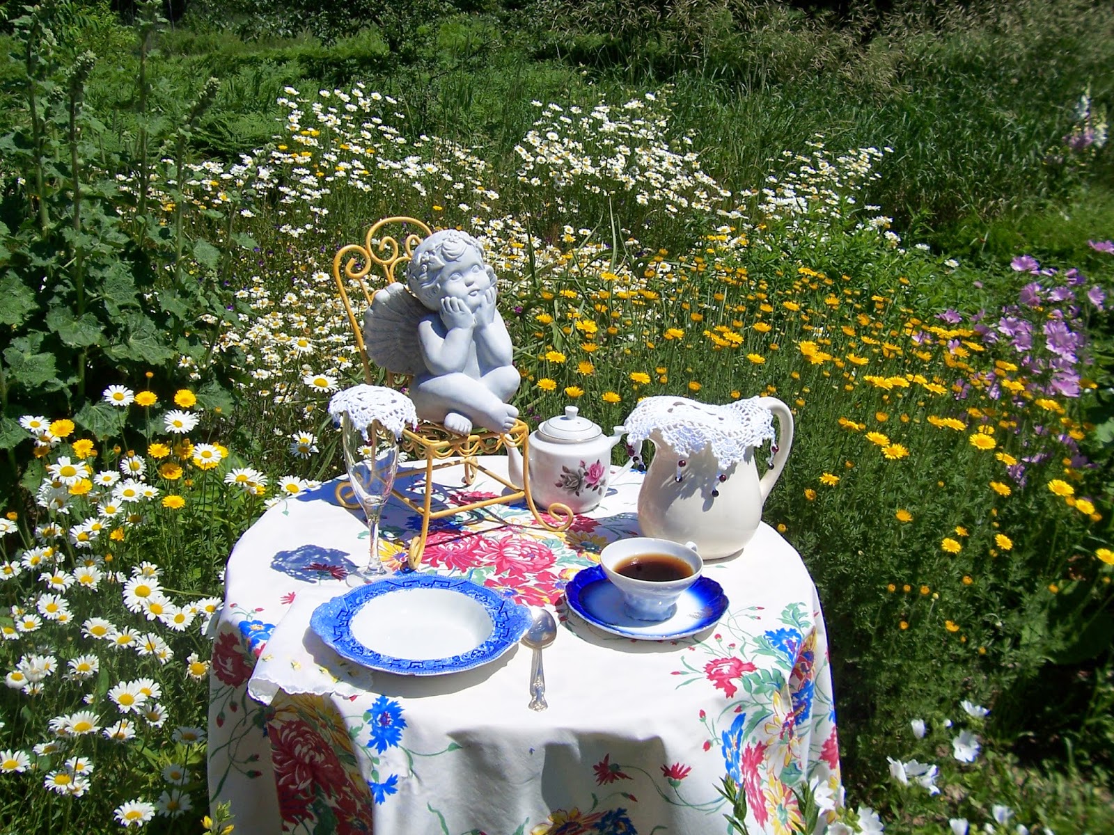 Two Cottages And Tea Daisy Tea