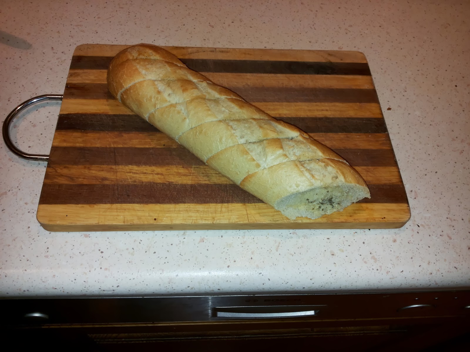 Ile Wazy Kromka Bagietki Z Maslem Czosnkowym Sprawdz Kalorie I Wage Obejrzyj Zdjecia