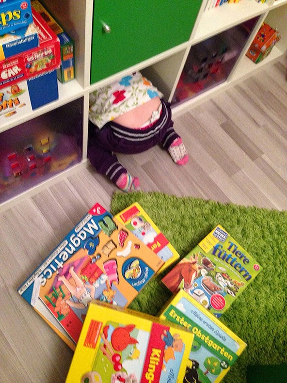 Niños quiénes absolutamente ganan en el juego de las escondidas - POP