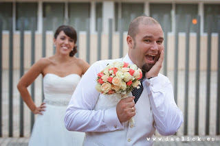 novio imita a la novia con el ramo de flores