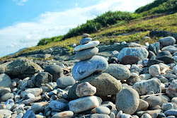 嶺頂海邊五顏六色的礫石