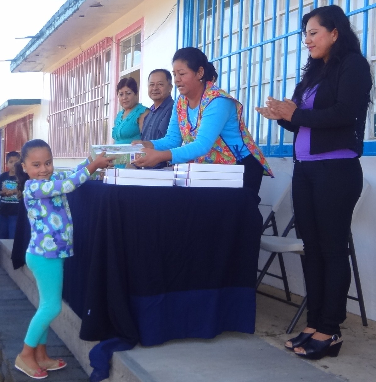 ENTREGA SIMBÓLICA DE ÚTILES ESCOLARES