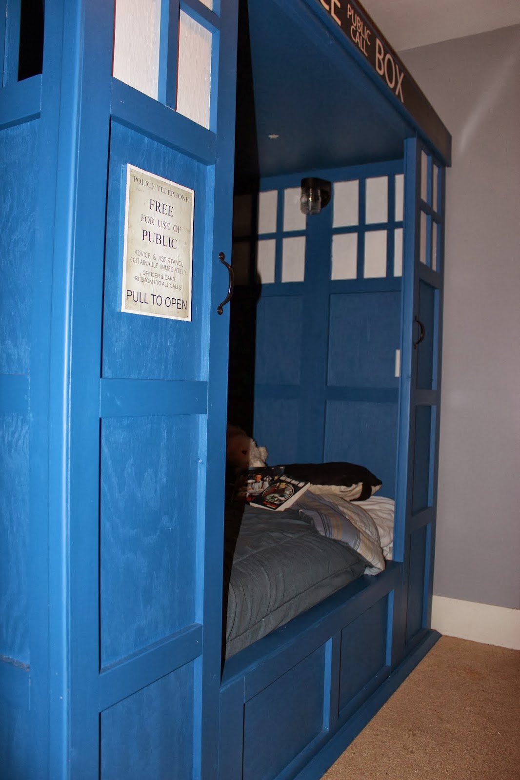 Building a TARDIS Bed: Building a TARDIS bed
