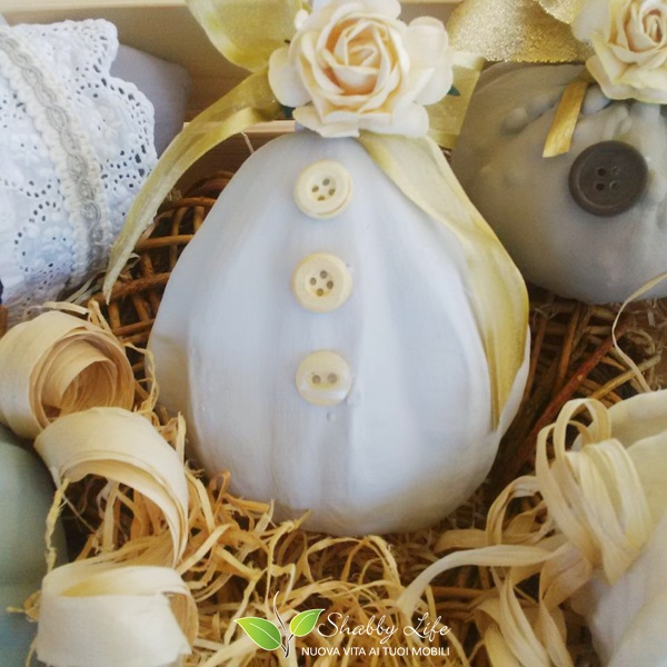 zucca abbellita con nastrini e bottoncini