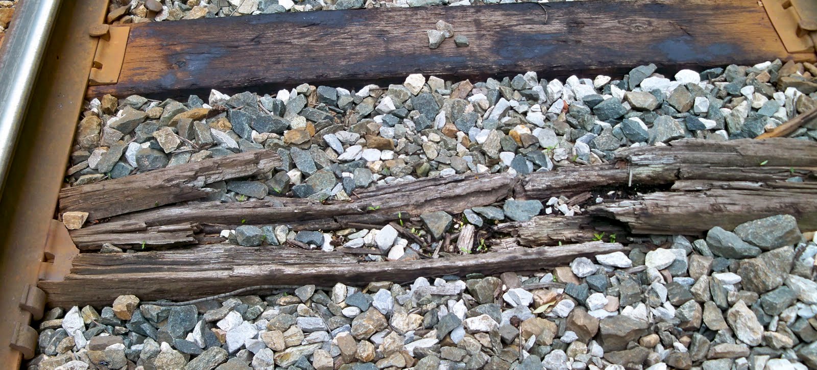 how much does a railroad tie weigh