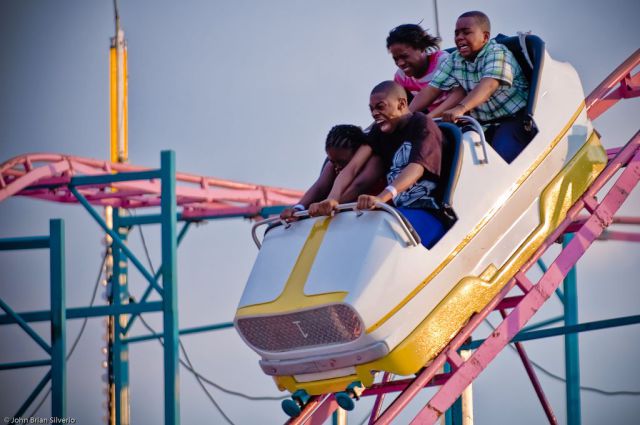 Koleksi Foto Lucu ekspresi Orang lagi Maen Roller Coaster