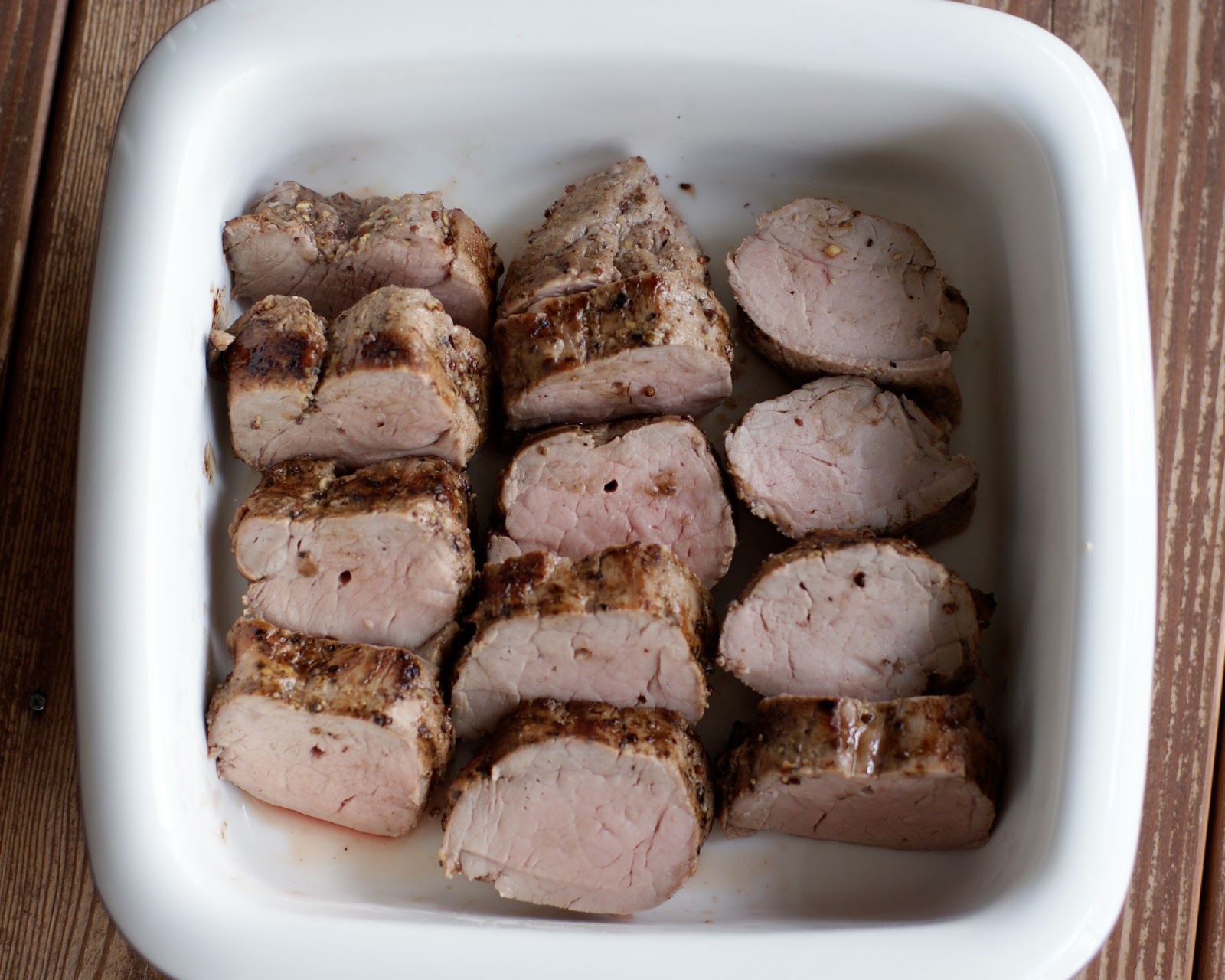 Kokonaisena Paistettu Porsaan Ulkofile Ja Kastike Makunautintoja