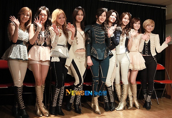 {090212} SNSD @ Press Conference at Korean Cultural Center in Paris Snsd+in+paris
