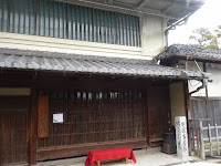 安藤家の住居は、紅殻格子・虫籠窓などが施された長浜を代表する和風建築