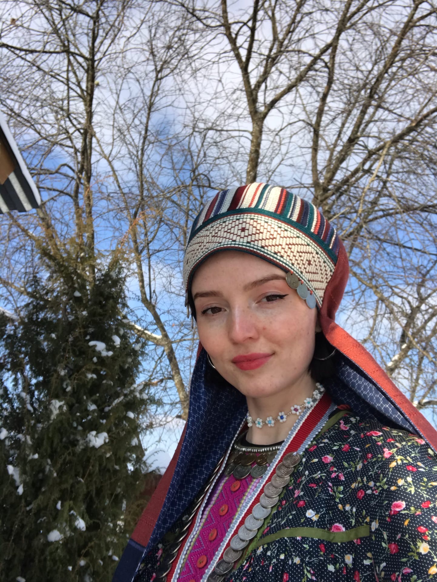 Голая удмуртка говорит по телефону Голая удмуртка говорит по телефону