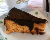 Bolo de Cenoura com Cobertura de Chocolate (vegana)