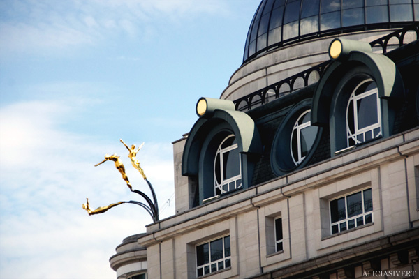 aliciasivert, alicia sivertsson, london med grabbarna, england, hus, statue, house, staty