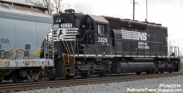 NS+3229+SD40-2+EMD+LOCOMOTIVE+TRAIN+ENGINE+Ex+SOU+Local+Freight+NORFOLK+SOUTHERN+RAILROAD,+Brosnan+Rail+Yards+Macon+Georgia.JPG