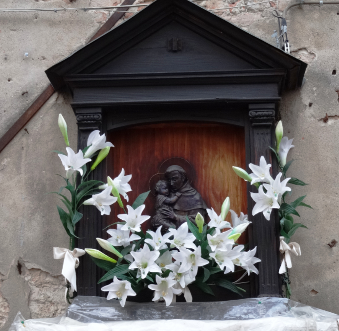 ALTARES Y RETABLOS EN LAS CALLEJUELAS