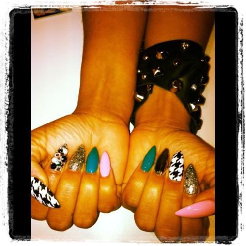 The owner of these nails deserve a round of applause! There yummy!