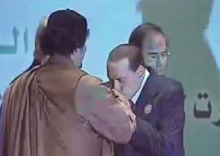 Fateci vedere il baciamani di Berlusconi a Gheddafi