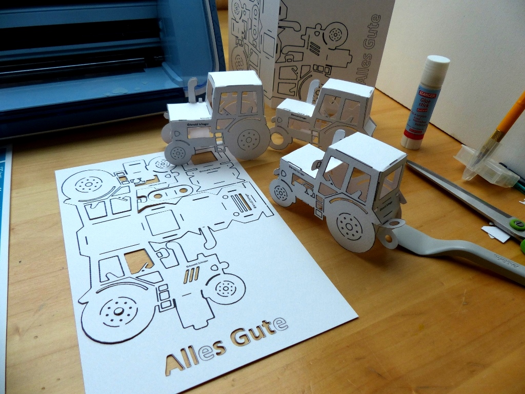 Feines aus Wuppertal: Trecker Papiermodell Zusammenbau
