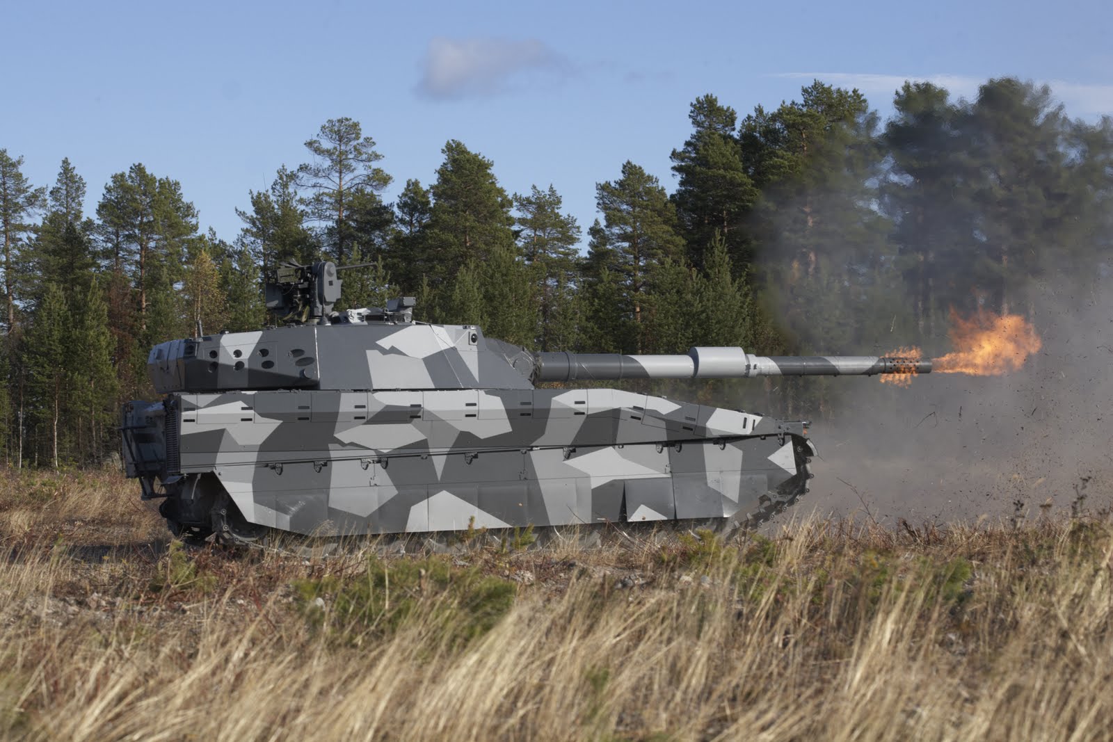الدبابة السويدية الخفيفة  CV90120-T CV90120+firing