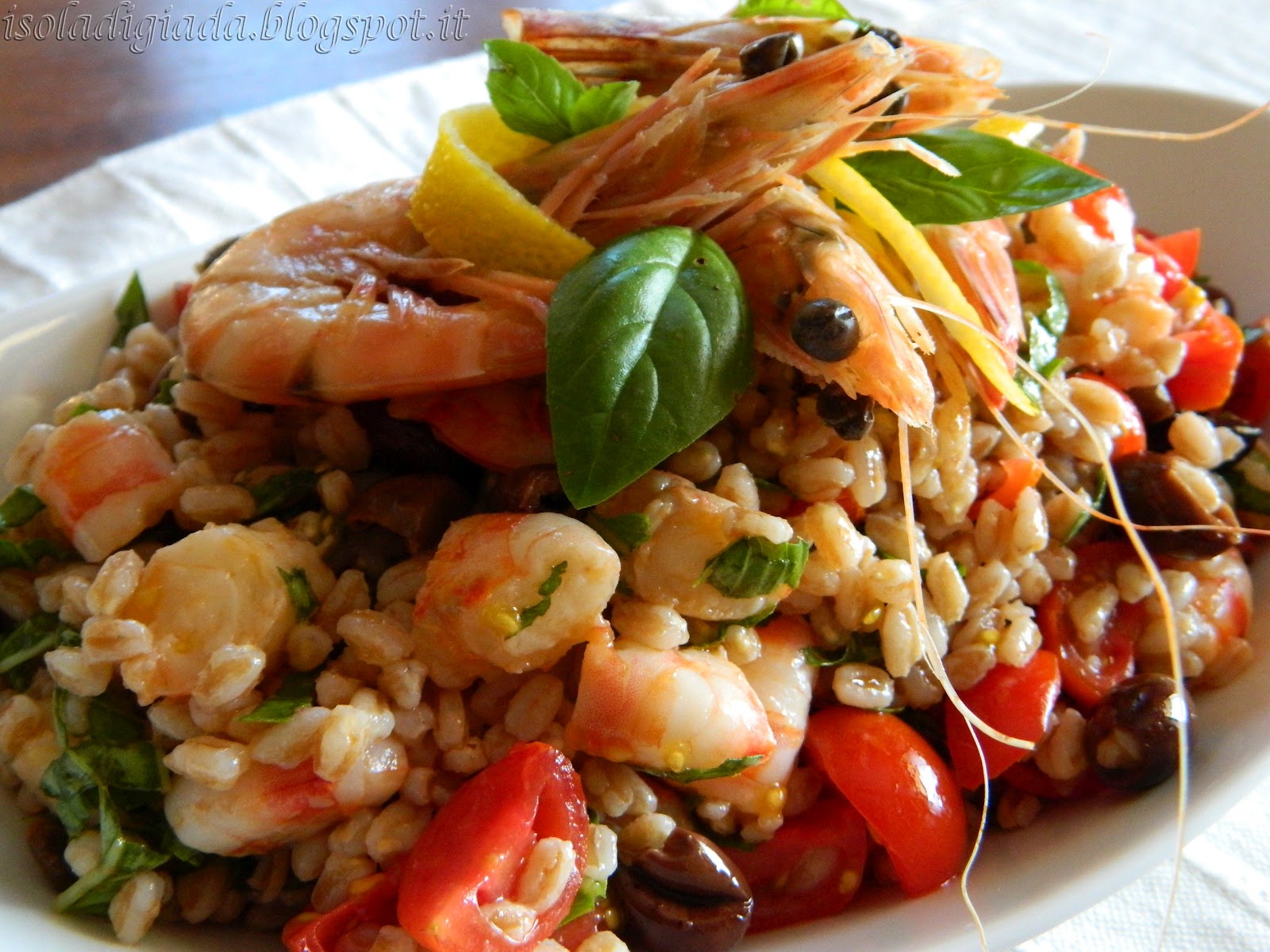 L'isola di Giada INSALATA DI FARRO CON GAMBERETTI, POMODORINI E OLIVE