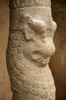 testa di leone stilizzata in un pilastro a mamallapuram stylized lion's head on a pillar in Mamallapuram