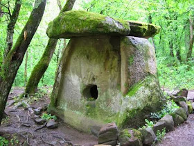 Типичный дольмен, или каменный стол это мегалитическое сооружение доисторической цивилизации