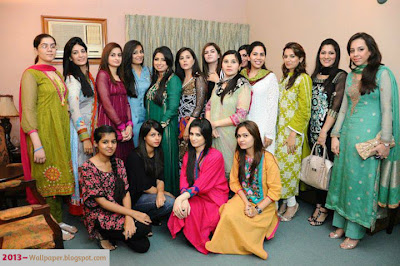 Pakistani-cute-sweet-stylish-beautiful-girls-groupe-photo-with-Stylish-dresses