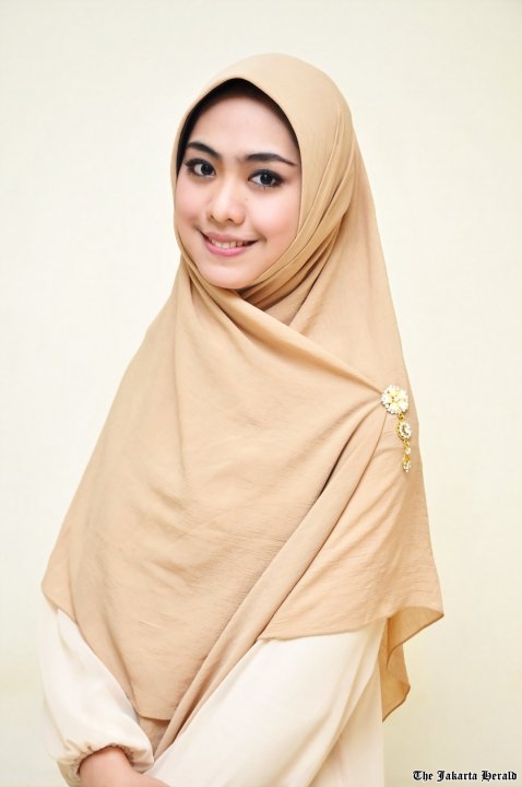 KUACI ITU BULAT: Dia yang Bertudung Labuh