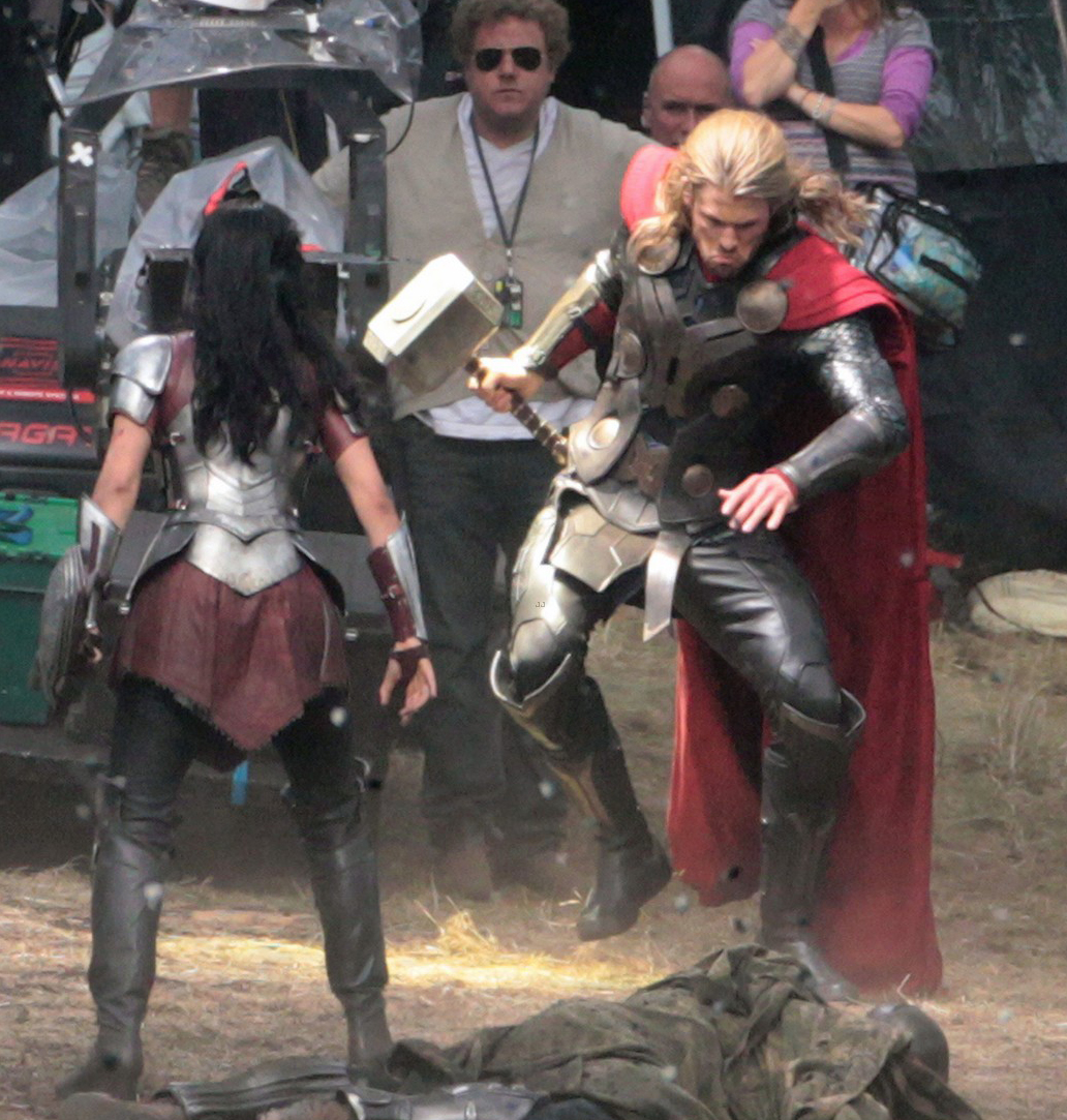 http://1.bp.blogspot.com/-SRQem00yTGI/UE-wqxAxXpI/AAAAAAAADnY/rgAIE8Ejm_E/s1600/chris-hemsworth-thor-2-rodaje-04.jpeg
