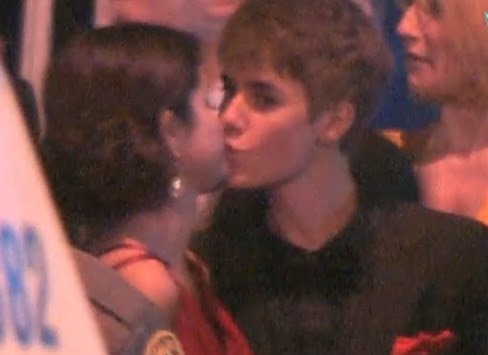 selena gomez in bikini with justin bieber. selena gomez bikini kissing