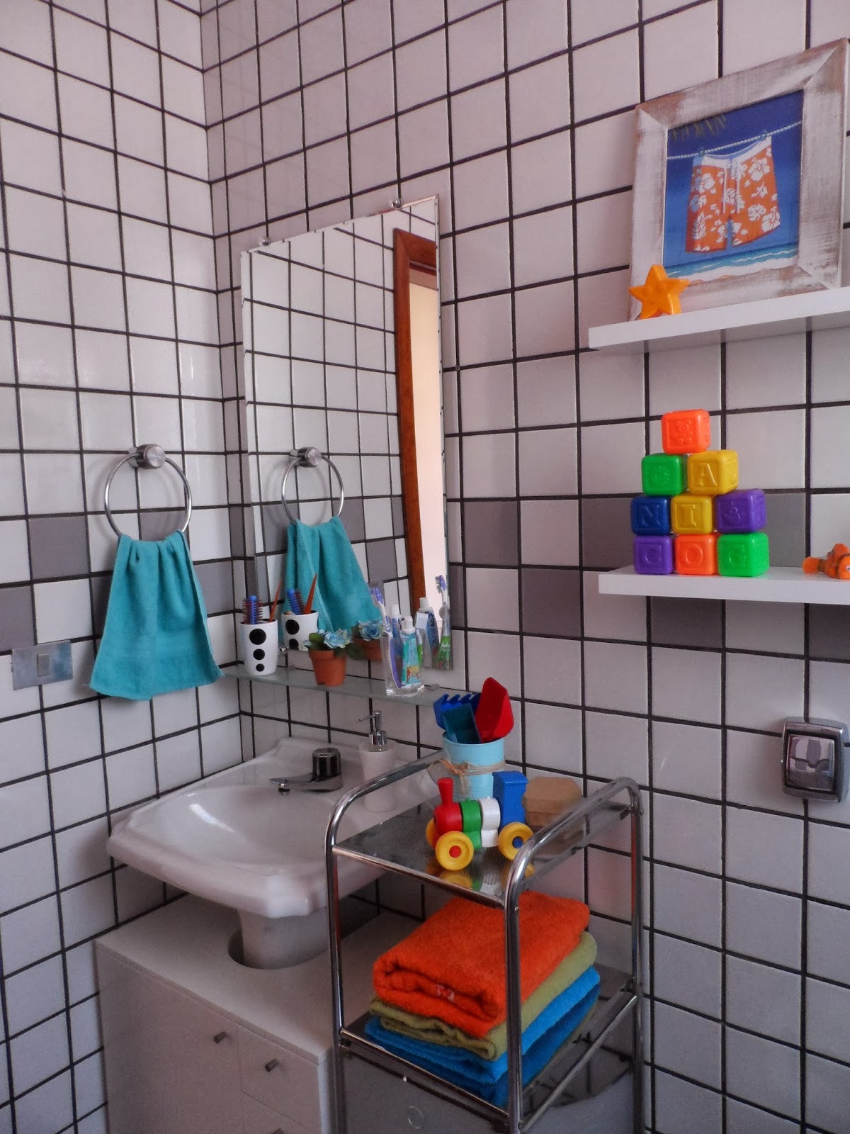 decorar banheiro velho: banheiro quando era só do mais velho, pretendo trocar por um porta decorar banheiro velho: banheiro quando era só do mais velho, pretendo trocar por um porta