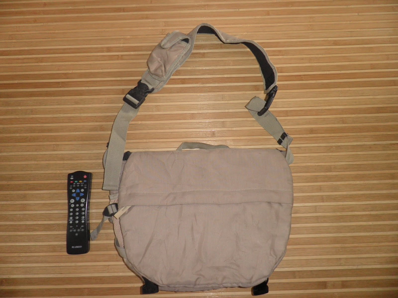 Uniqlo Messenger Bag (Sold) CariBundle