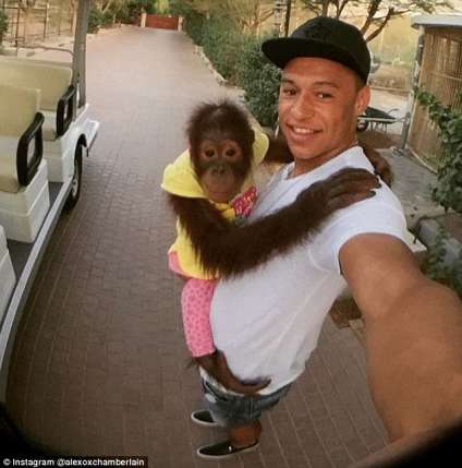 Alex-Oxlade-Chamberlain-posing-with-a-mo